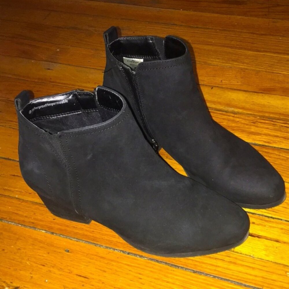 EUC ✨ European black college waterproof ankle booties size: 7.5 US